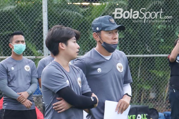Shin Tae-yong sedang berdiskusi dengan penerjemahnya, Jeong Seok-seo, dalam pemusatan latihan timnas U-22 Indonesia di Lapangan D, Senayan, Jakarta, 10 Februari 2021.