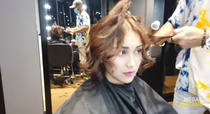 Bak buang siang, Ayu Ting Ting langsung mengubah penampilannya dengan memotong rambutnya itu.