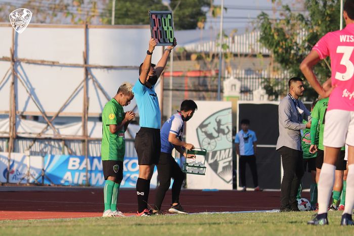 Momen saat Todd Rivaldo Ferre masuk menggantikan Panudech Maiwong dalam laga Lampang FC versus Navy FC, Rabu (10/2/2021).