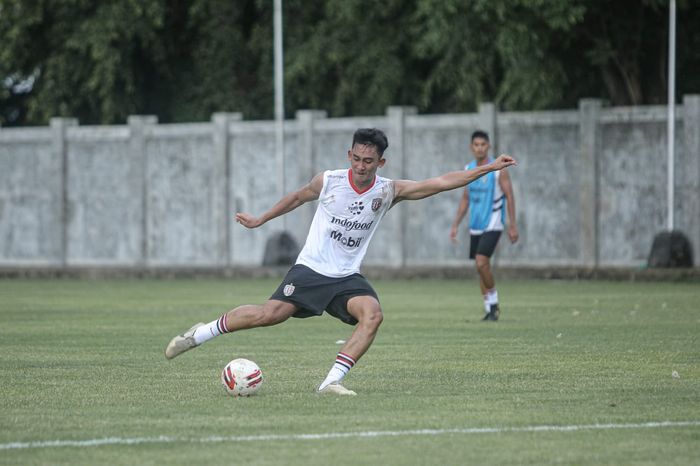 Bek tengah Bali United,  I Komang Tri Arta Wiguna saat menjalani latihan bersama dengan tim.