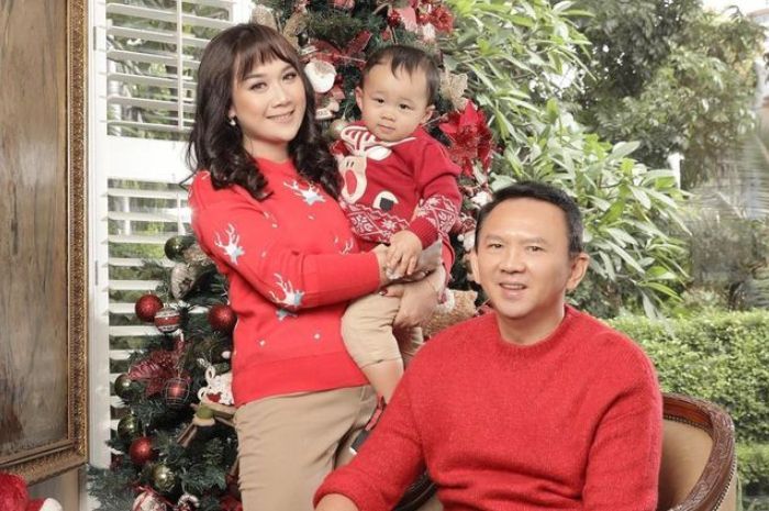 Ahok membagikan momen perayaan imlek bersama keluarganya.