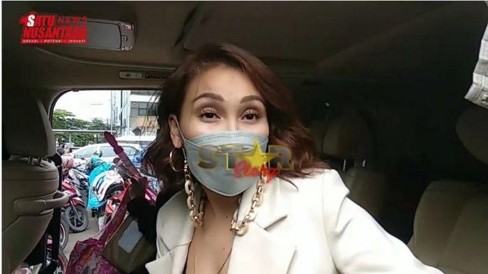 Ayu Ting Ting menanggapi soal isu yang beredar mengenai pembatalan pernikahannya dengan Adit Jayusman, Kamis (10/2/2021).