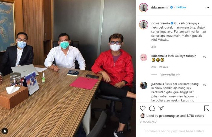 Ridwan Remin tampak bertemu dengan seorang pengacara.