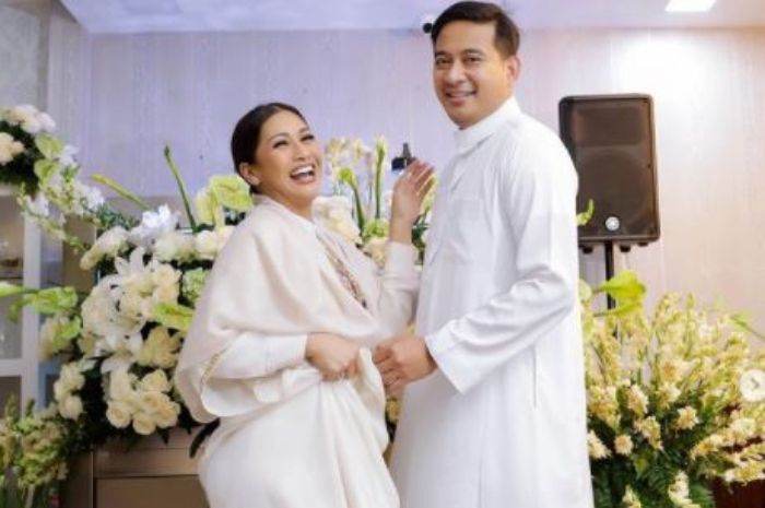 Tata Janeeta tiba-tiba menuliskan kalimat nyinyir yang sepertinya dialamatkan kepada seseorang.