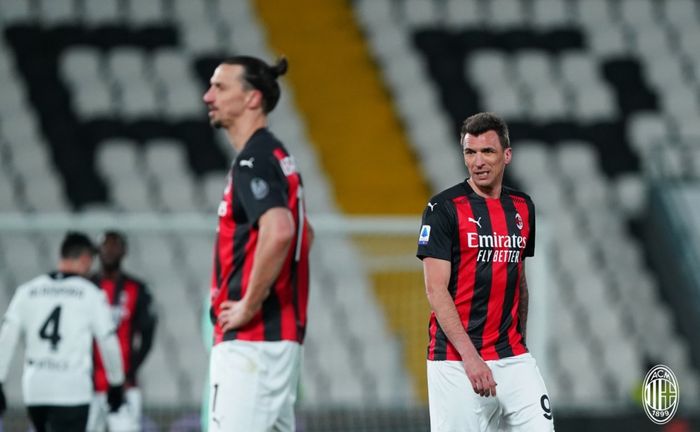 Duo bomber AC Milan, Zlatan Ibrahimovic dan Mario Mandzukic, hanya bisa meratapi kekalahan 0-2 dari Spezia pada laga pekan ke-22 Liga Italia 2020-2021.