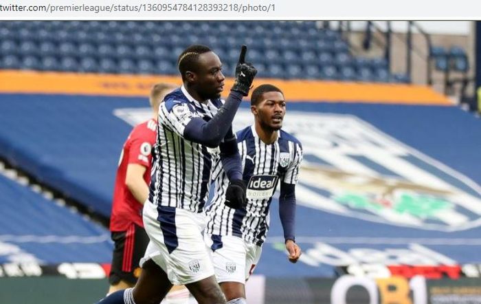 Striker West Bromwich Albion, Mbaye Diagne, mencetak gol ke gawang Manchester United dalam laga Liga Inggris di Stadion The Hawthorns, Minggu (14/2/2021).