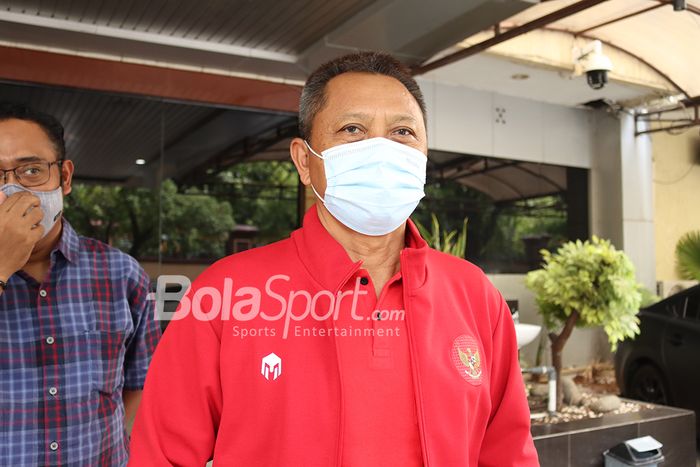 Direktur Operasional PT LIB (Liga Indonesia Baru), Sudjarno, memberikan keterangan kepada awak media seusai bertemu Polri untuk membahas status kompetisi pramusim di Mabes Polri, Jakarta, 15 Februari 2021