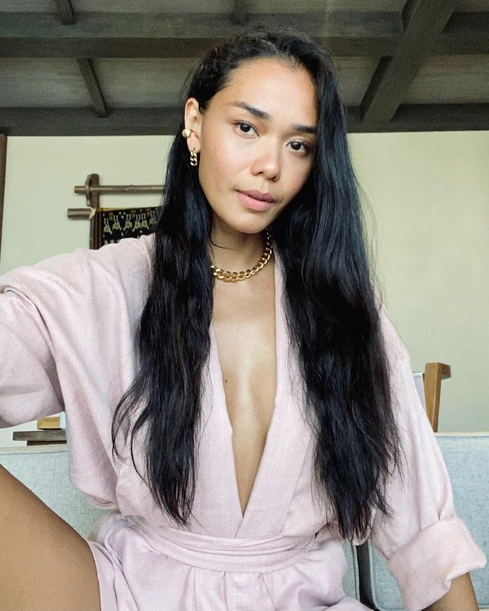 Penampilan natural ala Adinia Wirasti