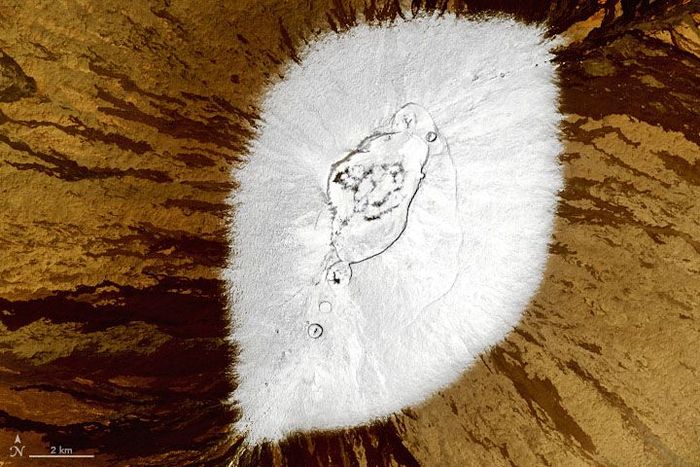 Gambar satelit yang diperbesar untuk menunjukkan lapisan salju di puncak gunung berapi Mauna Loa di Big Island, Hawaii.