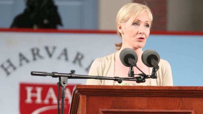 J.K. Rowling menyampaikan pidato kelulusan di depan wisudawan Harvard pada 2008.