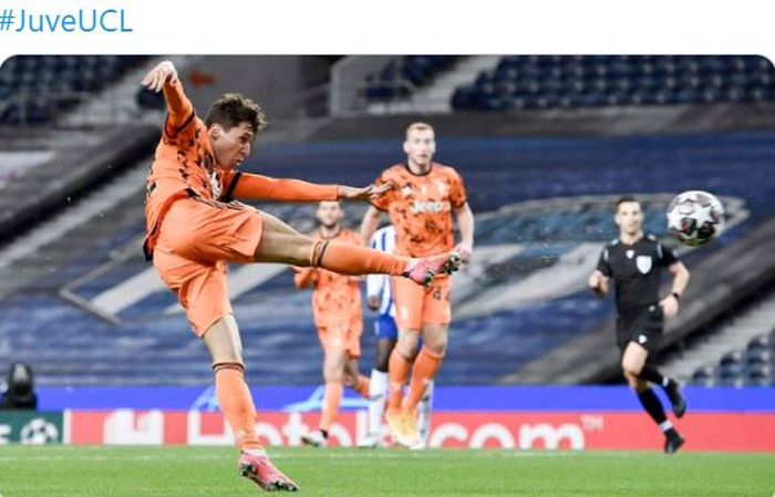 Penyerang Juventus, Federico Chiesa, melepaskan tembakan dalam laga leg pertama babak 16 besar Liga Champions kontra Porto di Estadio Do Dragao, Rabu (17/2/2021).