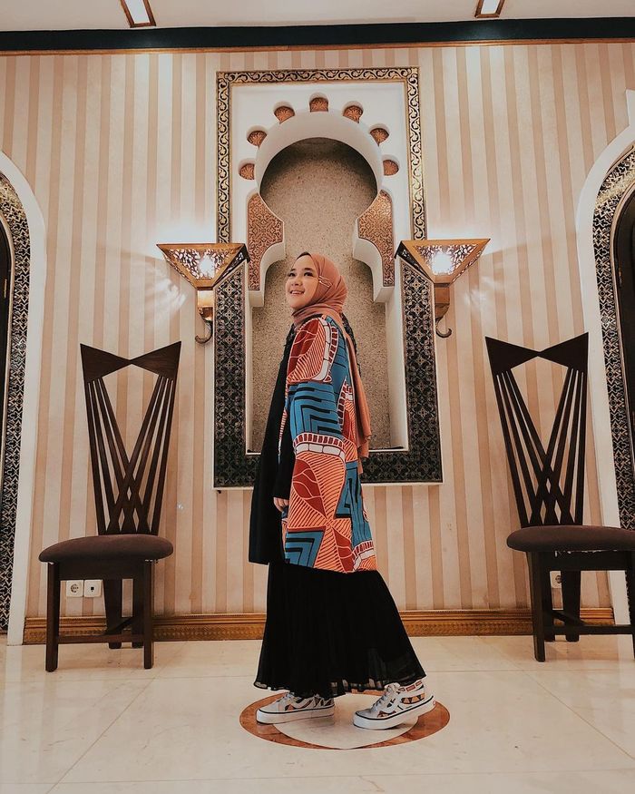 Fashion Nissa Sabyan kenakan outer hijab