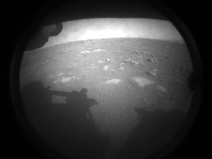 Ini adalah gambar pertama penjelajah Perseverance NASA yang dikirim kembali setelah mendarat di Mars pada 18 Februari 2021. Pemandangan, dari salah satu Kamera Hazard Perseverance, sebagian tertutup oleh lapisan debu.