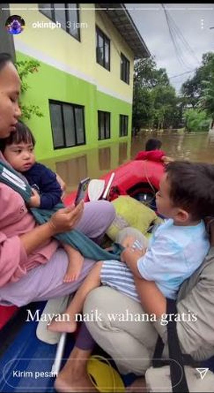 Niko Al Hakim memperlihatkan video kedua buah hatinya dengan pengasuh mereka harus menumpangi perahu karet untuk menerjang banjir.  