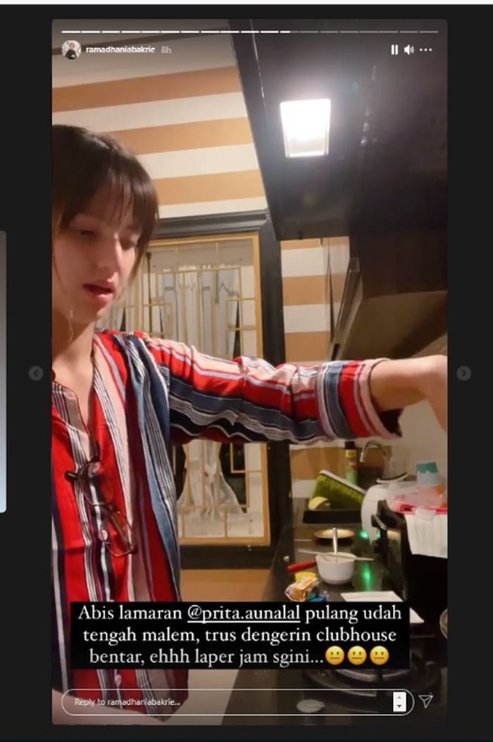 Nia Ramadhani memasak untuk keluarga