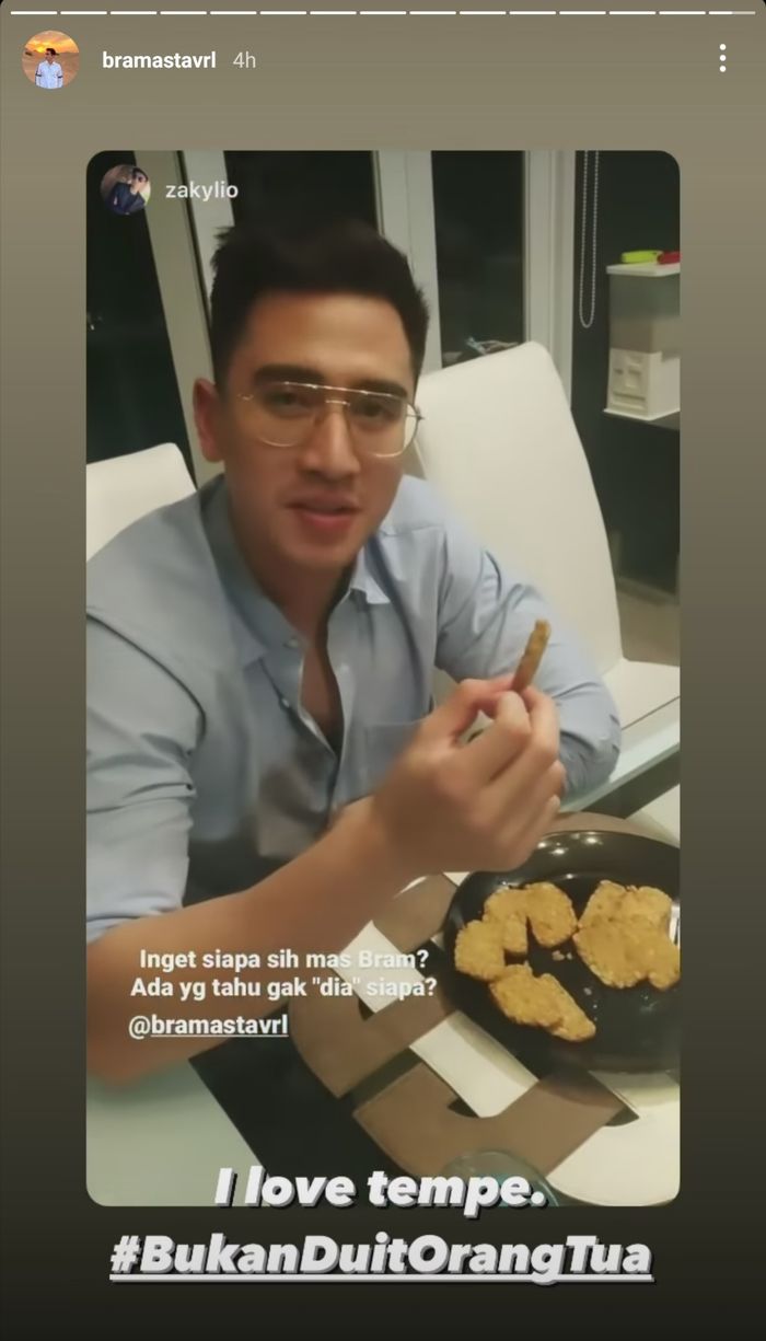 Dari video yang diunggah di Instagram Story, Verrel Bramasta terlihat sedang asyik menikmati tempe goreng.