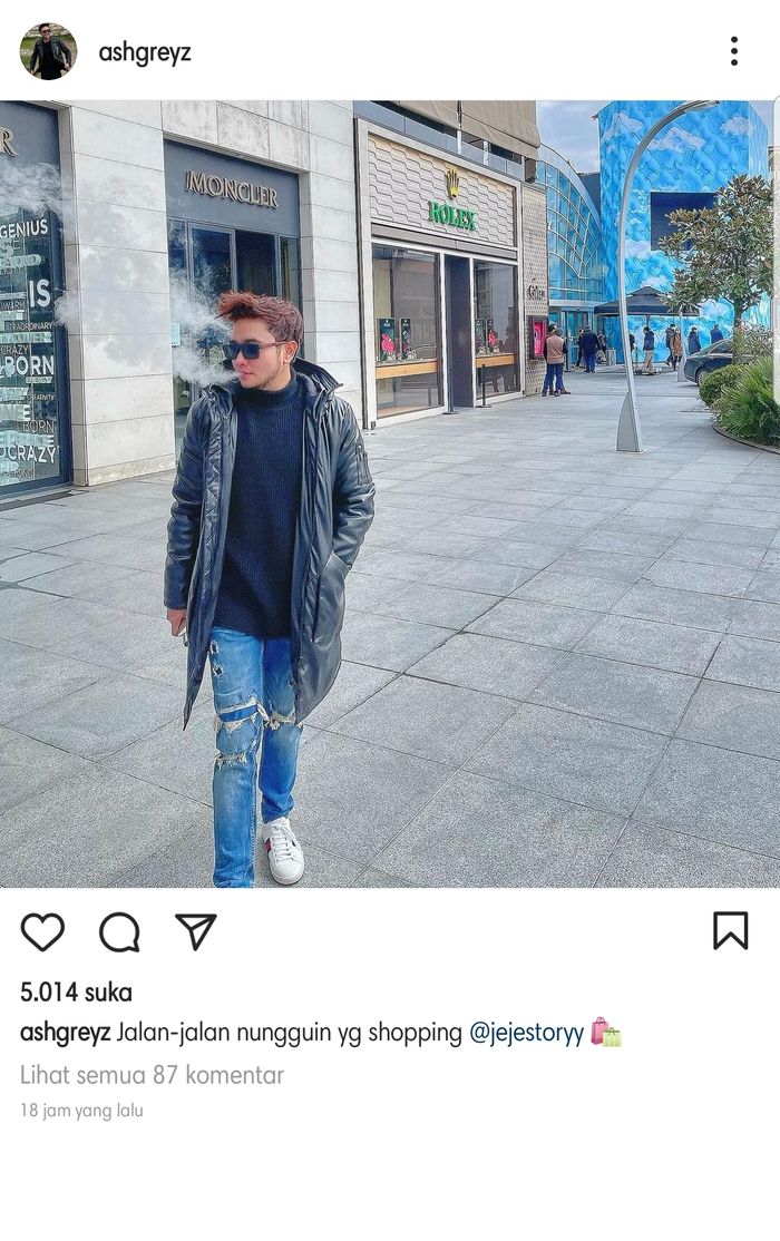 Bukan dengan Lucinta Luna, Abash pamer kemesraan dengan wanita lain. 