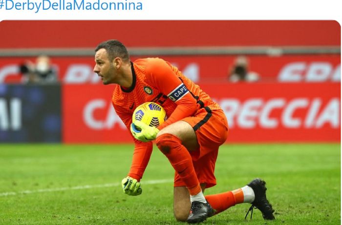 Kiper Inter Milan, Samir Handanovic, tampil apik saat melawan rival sekotanya, AC Milan, dalam laga pekan ke-23 Liga Italia, Minggu (21/2/2021) di San Siro. 