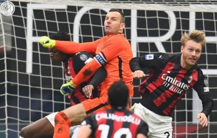 Kiper Inter Milan, Samir Handanovic, beraksi dalam laga Liga Italia kontra AC Milan di Stadion San Siro, Minggu (21/2/2021).