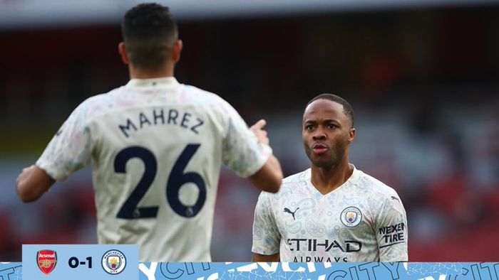 Penyerang Manchester City, Raheem Sterling, merayakan golnya bersama Riyad Mahrez dalam laga Liga Inggris kontra Arsenal di Stadion Emirates, Minggu (21/2/2021).