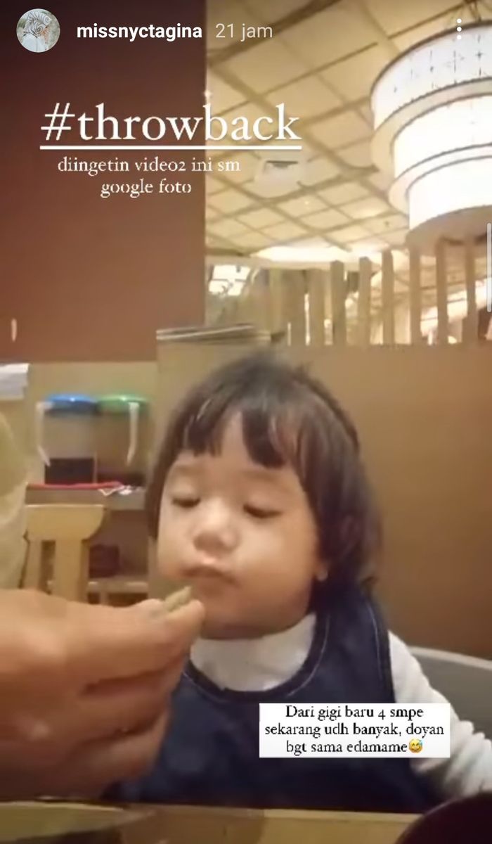 Unggahan Instagram Story Nycta Gina saat sang putri lahap makan edamame.