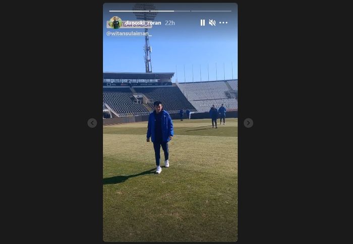 Witan Sulaeman merasakan rumput Partizan Stadium, sebelum laga Partizan Belgrade melawan Radnik Surdulica (21/2/2021).