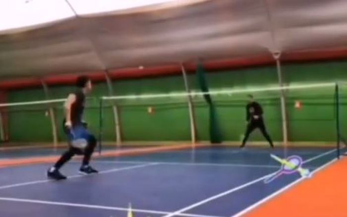 Egy Maulana Vikri terlihat kembali mengalahkan kiper nomor satu Lechia Gdansk, Dusan Kuciak dalam pertandingan badminton pada Minggu (21/2/2021).