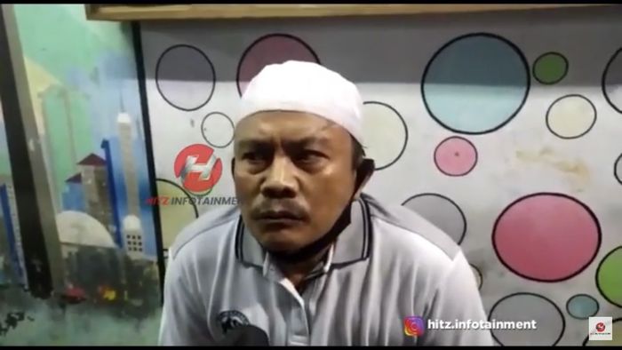 Ketua RT tempat tinggal orang tua Ayus, Yulianto membeberkan perilaku sang keyboardis terhadap keluarganya.