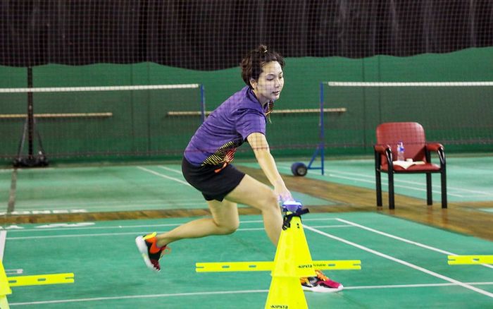 Pemain ganda campuran Indonesia, Gloria Emanuelle Widjaja saat latihan di Pelatnas Cipayung, Jakarta Timur, Selasa (23/2/2021).