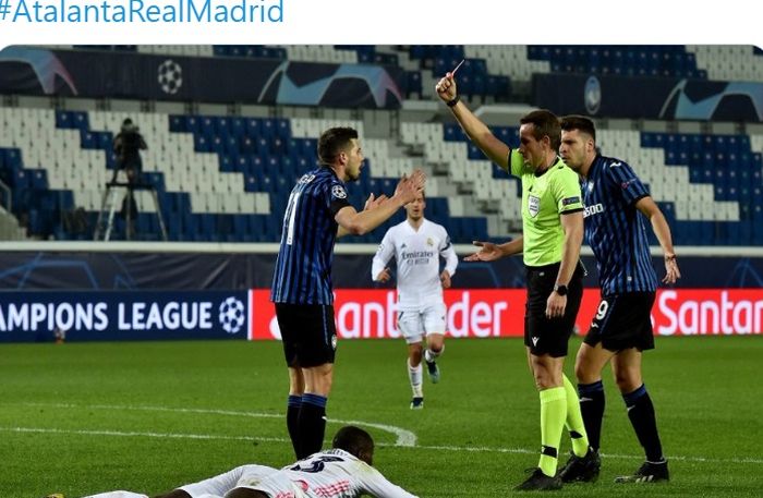 Wasit Tobias Stieler mengganjar gelandang Atalanta, Remo Freuler, kartu merah setelah melanggar bek Real Madrid, Ferland Mendy, laga leg pertama babak 16 besar Liga Champions 2020-2021, Rabu (24/2/2021) waktu setempat atau Kamis dini hari WIB di Stadion Bergamo.