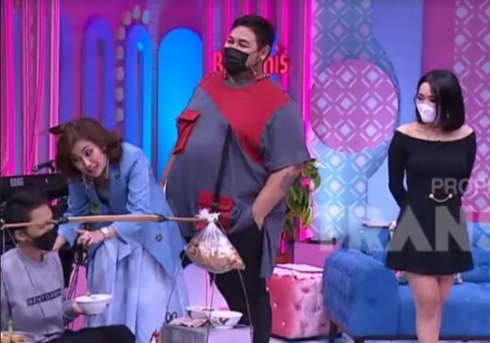 Ayu Ting Ting sewot saat Ivan Gunawan menyarankannya untuk lebih memperindah bentuk tubuhnya. 