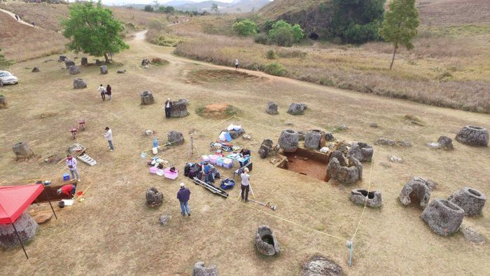 Penelitian guci-guci misterius di Laos.