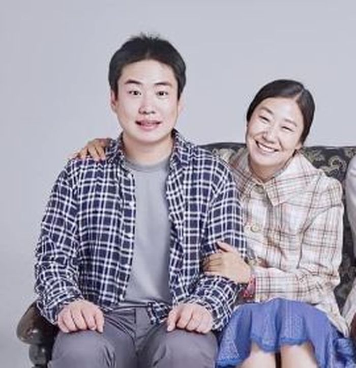 Kim Jung Bong (kiri) di drama Reply 1988.