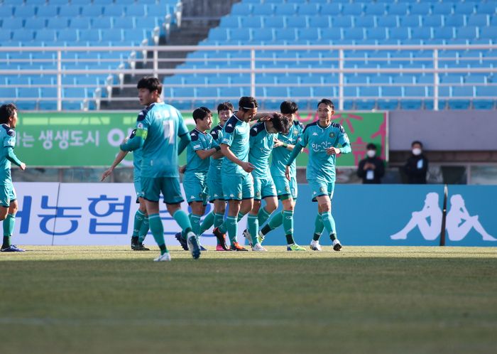 Pesaing Asnawi Mangkualam di Ansan Greeners, Lee Jun-hee, mencetak gol untuk timnya saat melawan Gimcheon Sangmu di laga perdana K-League 2 2021.