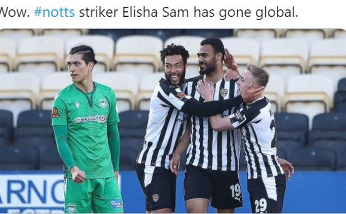 Striker Notts County, Elisha Sam, merayakan gol yang dicetak ke gawang Oxford City dalam laga perempat final FA Trophy di Stadion Meadow Lane, Sabtu (27/2/2021).