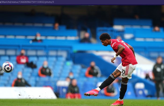 Striker Manchester United, Marcus Rashford, menendang bola saat melawan Chelsea dalam laga pekan ke-26 Liga Inggris 2020-2021, Minggu (28/2/2021) pukul 23.30 WIB di Stadion Stamford Bridge