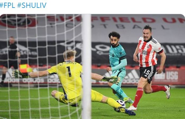 Kiper Sheffield United, Aaron Ramsdale, menepis tendangan penyerang Liverpool, Mohamed Salah, dalam laga Liga Inggris di Stadion Bramall Lane, Minggu (28/2/2021).