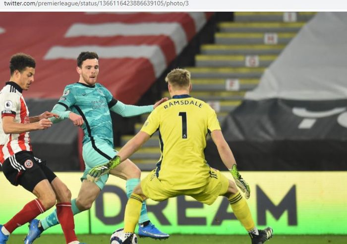 Kiper Sheffield United, Aaron Ramsdale, beraksi dalam laga Liga Inggris kontra Liverpool di Stadion Bramall Lane, Minggu (28/2/2021).