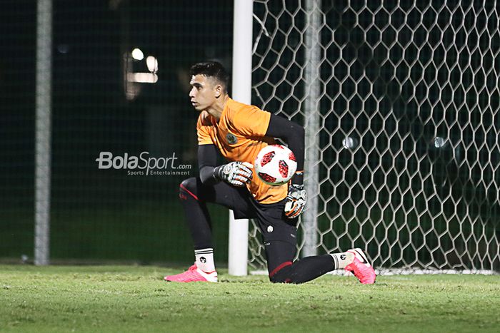 Kiper timnas U-22 Indonesia, Nadeo Argawinata, sedang berlatih di Lapangan D, Senayan, Jakarta, 2 Maret 2021.