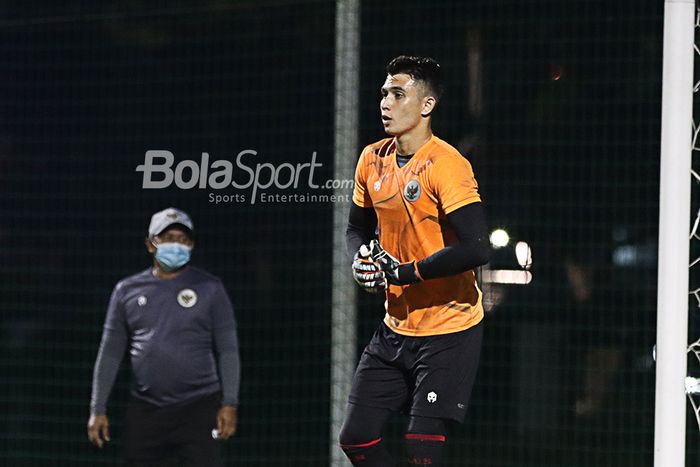 Kiper timnas U-22 Indonesia, Nadeo Argawinata, sedang berlatih di Lapangan D, Senayan, Jakarta, 2 Maret 2021.