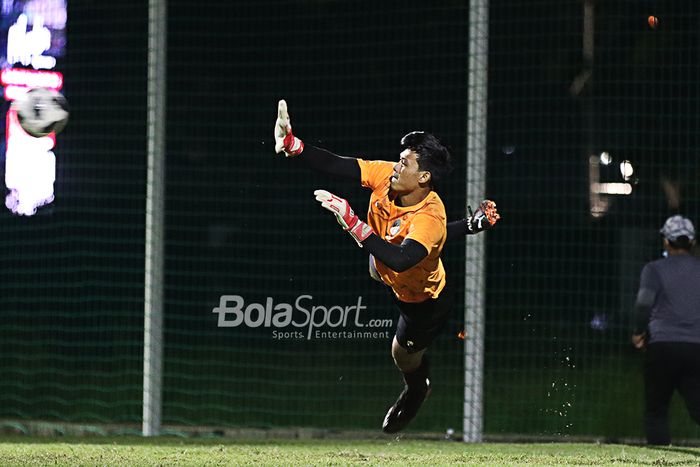 Penjaga gawang timnas U-22 Indonesia, Muhammad Riyandi, sedang berlatih di Lapangan D, Senayan, Jakarta, 2 Maret 2021.