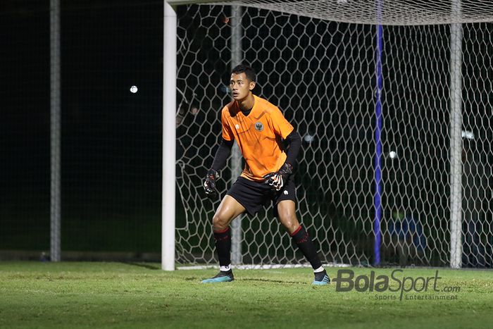 Penjaga gawang timnas U-22 Indonesia, Erlangga Setyo sedang berlatih di Lapangan D, Senayan, Jakarta, 2 Maret 2021.