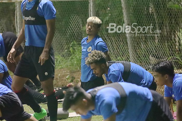 Kushedya Hari Yudo bersama para pemain timnas U-22 Indonesia sedang melakukan pemanasan di Lapangan D, Senayan, Jakarta, 2 Maret 2021.