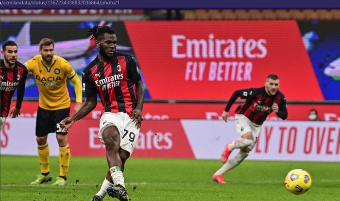 Gelandang AC Milan, Franck Kessie, mencetak gol penalti ke gawang Udinese dalam laga gionarta 25 Liga Italia 2020-2021,  Rabu (3/3/2021) waktu setempat atau Kamis pukul 02.45 WIB di San Siro.