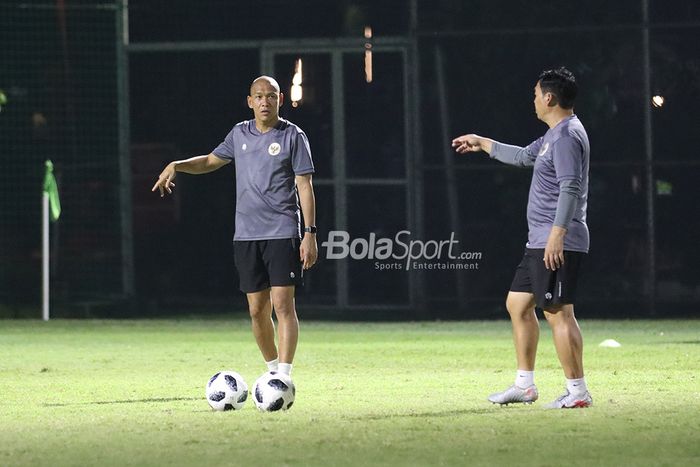 Nova Arianto serta asisten pelatih timnas U-22 Indonesia lainnya sedang berkomunikasi dalam latihan timnas U-22 Indonesia di Lapangan D, Senayan, Jakarta, 2 Maret 2021.