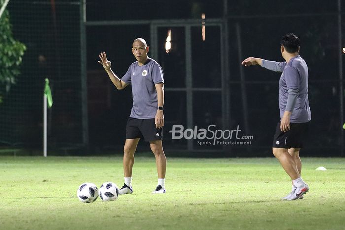 Nova Arianto serta asisten pelatih timnas U-22 Indonesia lainnya sedang berkomunikasi dalam latihan timnas U-22 Indonesia di Lapangan D, Senayan, Jakarta, 2 Maret 2021.