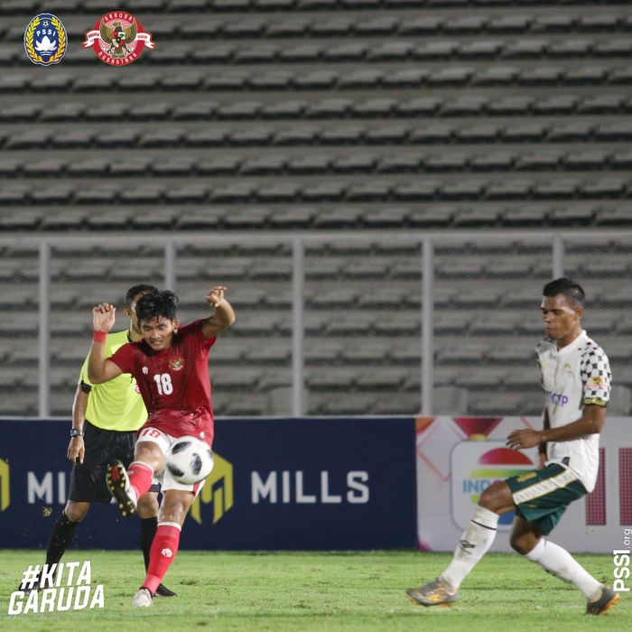 Gelandang timnas U-23 Indonesia, Kadek Agung, mencetak gol saat melawan Tira-Persikabo, 5 Maret 2021.