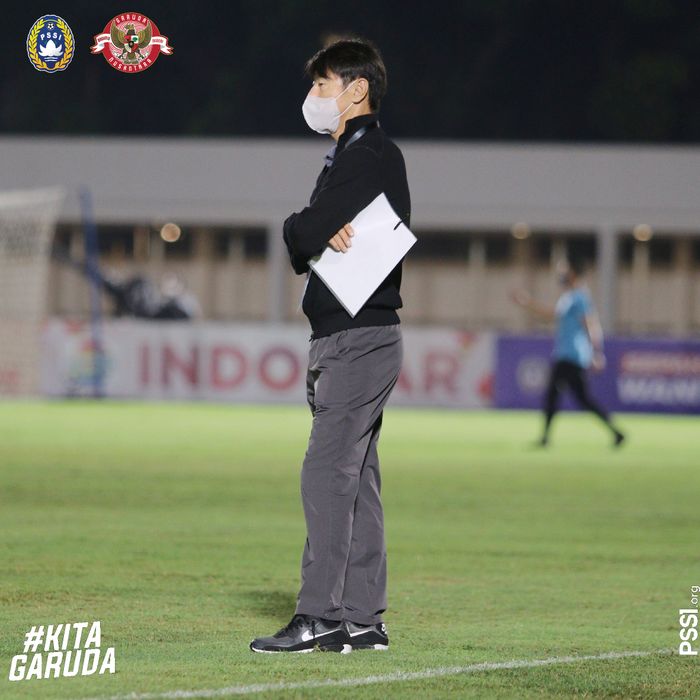 Pelatih timnas U-23 Indonesia, Shin Tae-yong, memberi instruksi kepada anak asuhnya saat uji coba melawan Tira-Persikabo, 5 Maret 2021.
