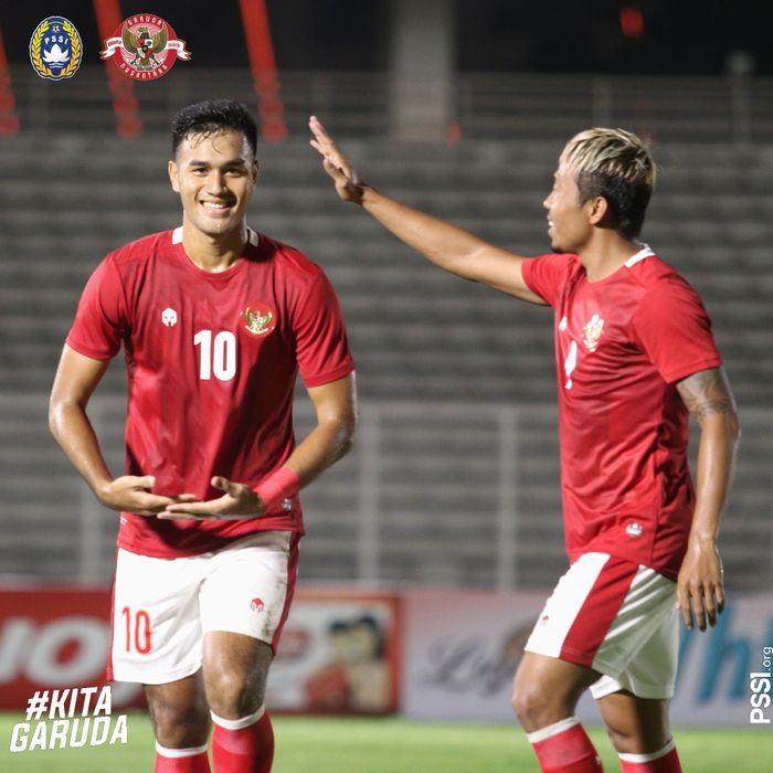 Duet Arema FC, Muhammad Rafli dan Kushedya Hari Yudo, melakukan selebrasi usai mencetak gol untuk timnas U-23 Indonesia pada laga kontra Tira-Persikabo, 5 Maret 2021.