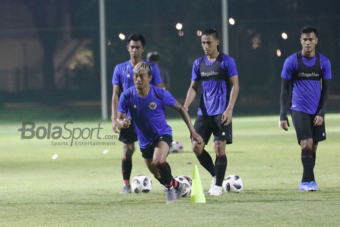 Kahar Kalu Muzakkar (dari kiri), Kushedya Hari Yudo, Hanif Sjahbandi, dan Muhammad Rafli, sedang berlatih dalam pemusatan latihan timnas U-22 Indonesia di Lapangan D, Senayan, Jakarta, 2 Maret 2021.